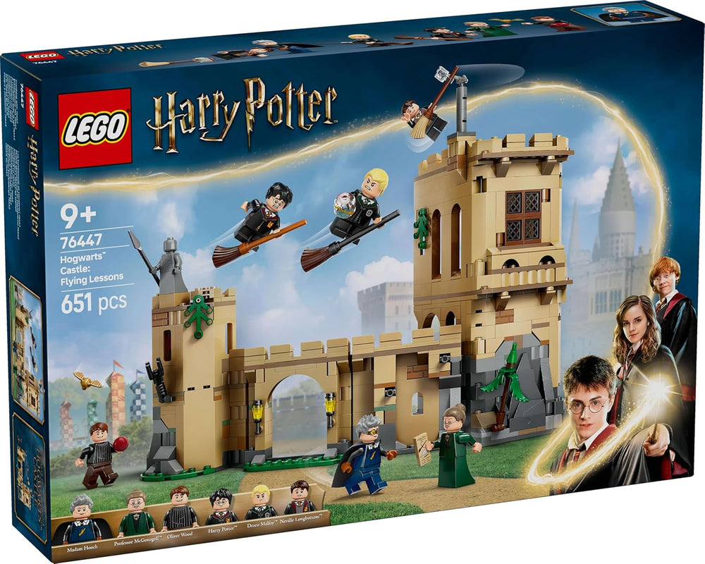 Roxfort kastély LEGO Harry Potter: Repülőleckék kalandjátékkészlet 6 gyűjthető minifigurával, beleértve Draco Malfoyt és McGalagony professzort, fiúknak és lányoknak való szerepjátékkészletet 9 éves 76447 építőkészlet Besuche den LEGO-Store