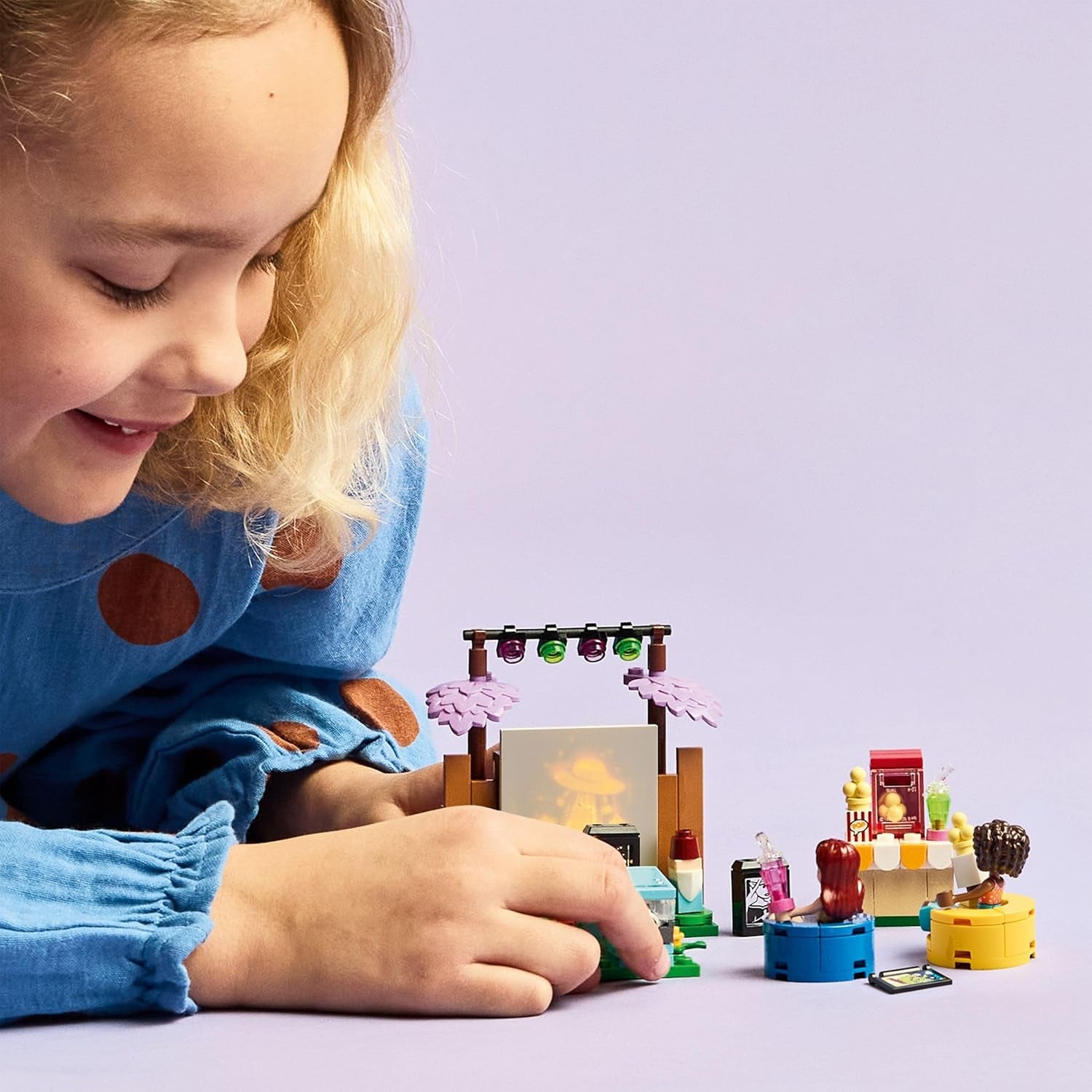 LEGO Friends Friendship Movie Night játék 6 évesnél idősebb lányoknak - beleértve 2 mini baba, egy képernyő és egy világos tégla projektor - Kreatív építőkészlet - 42642
