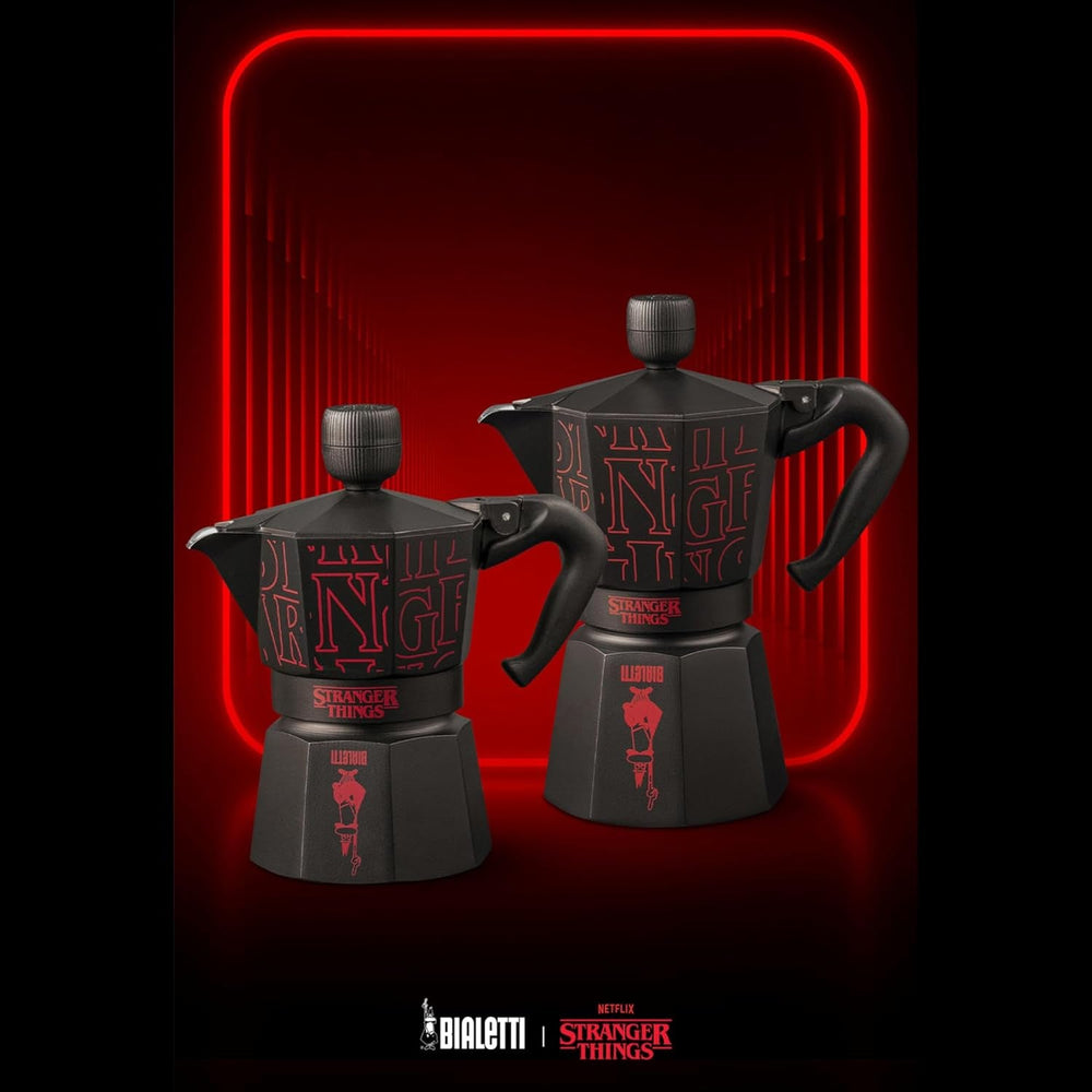 Bialetti Moka Express Stranger Things Cafetiera cu 3 căni, Buton muzical cu funcție de încărcare USB-C, Nu este potrivită pentru plite cu inducție, 3 căni (130 ml), Negru