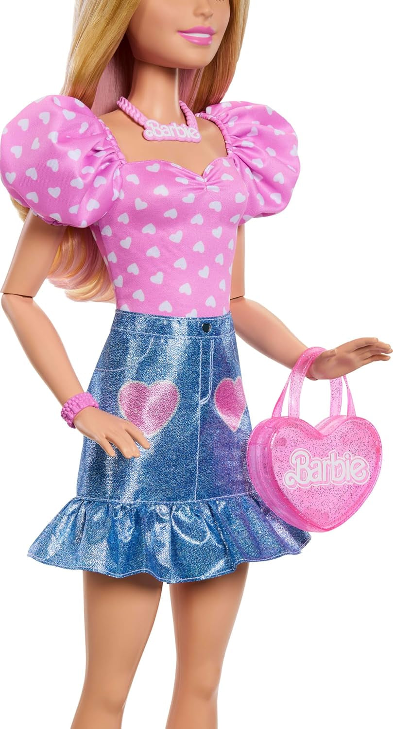 Păpușă Barbie la modă, blondă, 71 cm, cu haine detașabile, top roz, fustă din denim și cizme de cowboy, colier și geantă de mână, HYT84