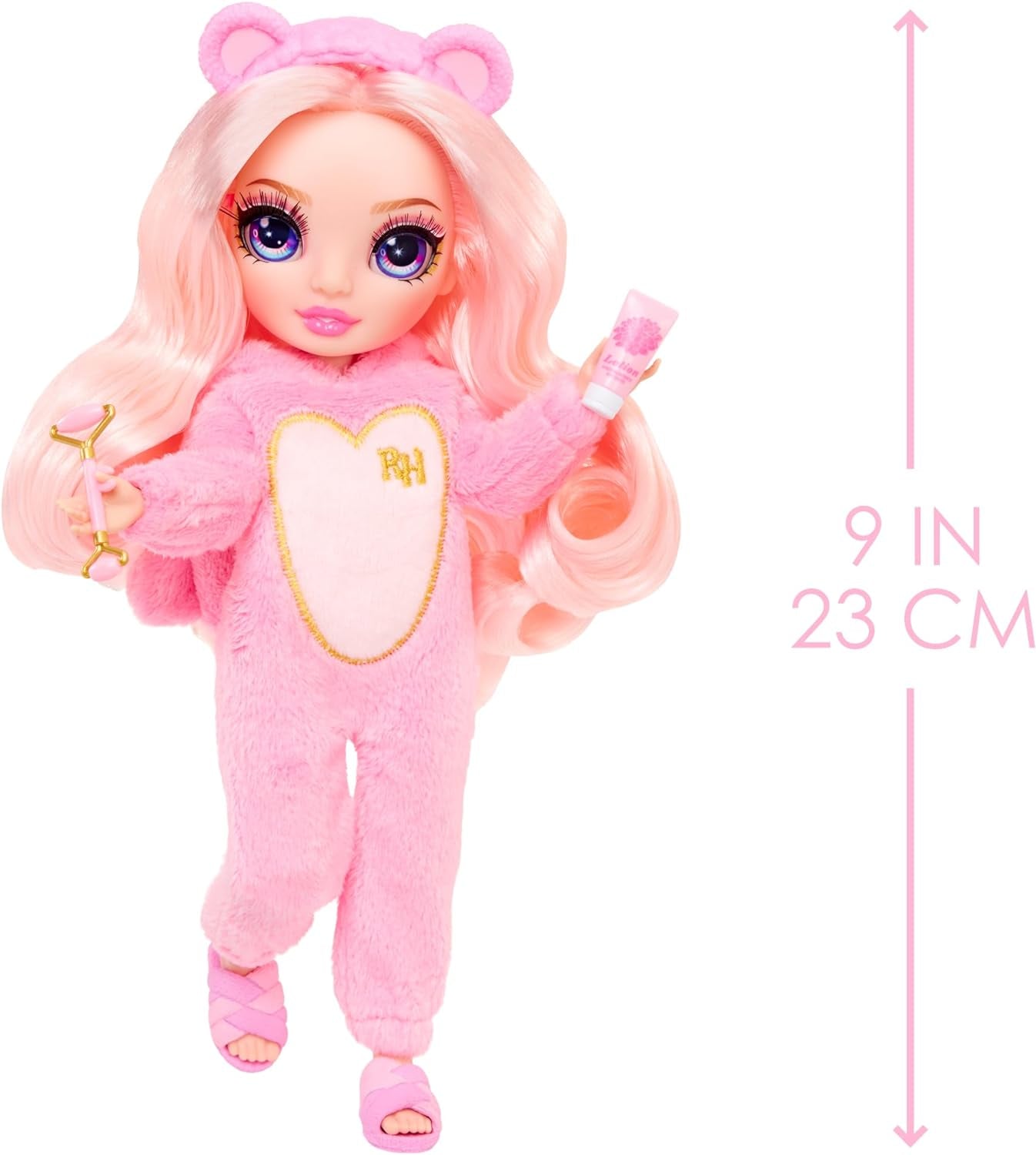 Rainbow High Junior High PJ Party - Bella (Pink) - 22 cm Puppe mit weichem Einteiler, Hausschuhen und Spielzubehör - Kinderspielzeug - Ideal für 4-12 Jahre