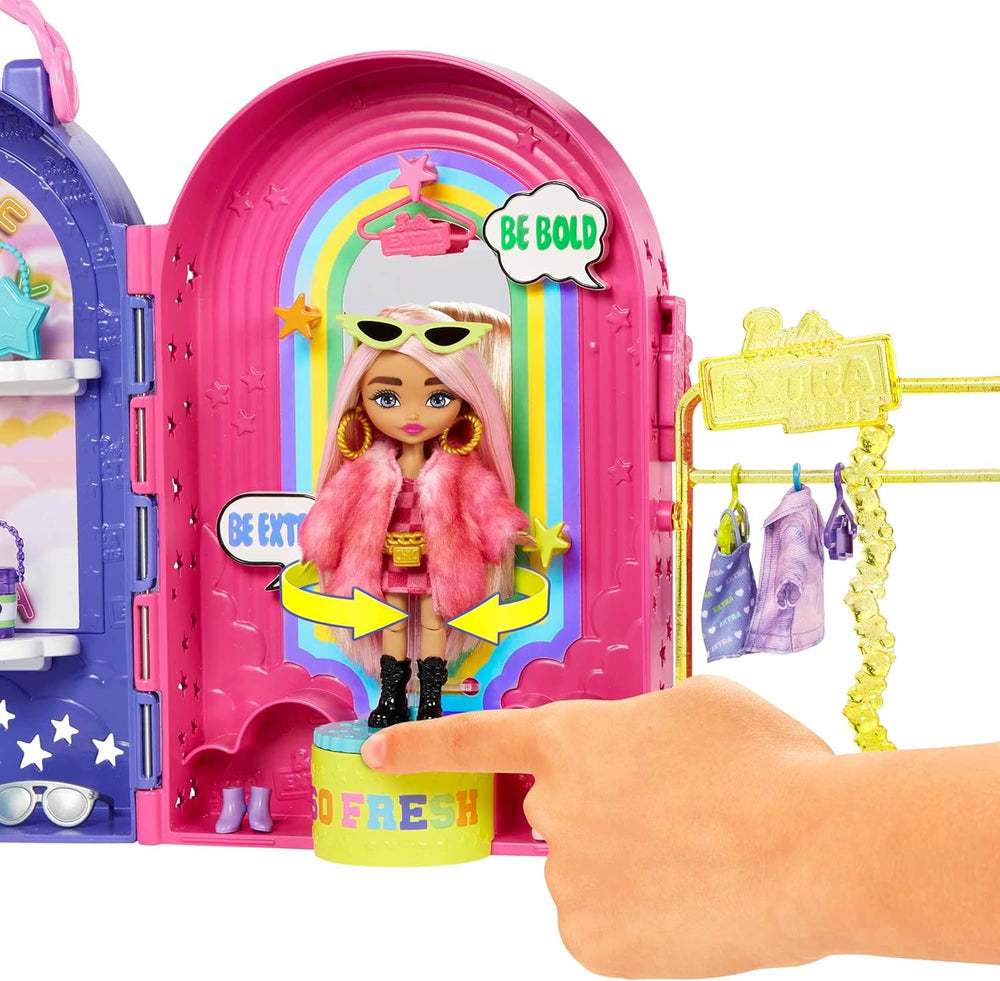 Barbie Extra Minis, Păpușă Extra Mini și Set de Joacă Boutique, Dulap cu Dulapuri, Rafturi, Oglinzi, Platformă 360, Păpușă Extra Mini cu Accesorii de Păr Roz, HHN15