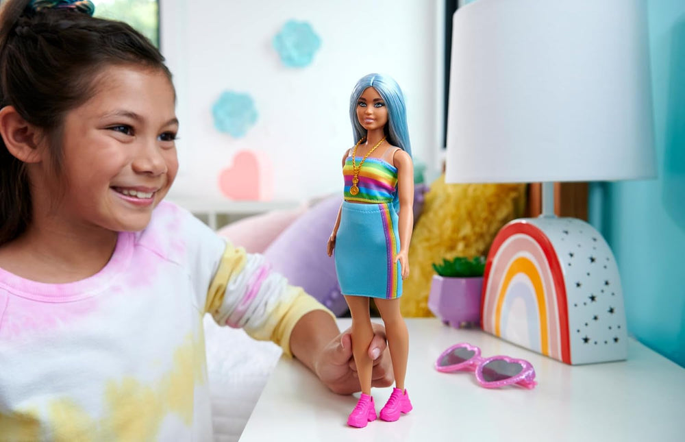 Barbie Fashionista baba sz. 218 hosszú kék hajjal, szivárvány felsővel és türkiz szoknyával, 65. születésnapi gyűjthető divatbabával, HRH16 Naty Shop Dolls