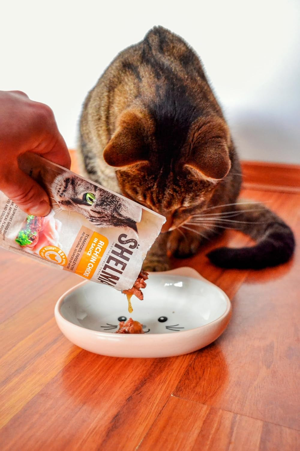 Hrană umedă pentru pisici Shelma cu pui în sos cu roșii și ierburi – Hrană completă fără cereale cu conținut ridicat de carne – 28 x 85 g (2,38 kg)