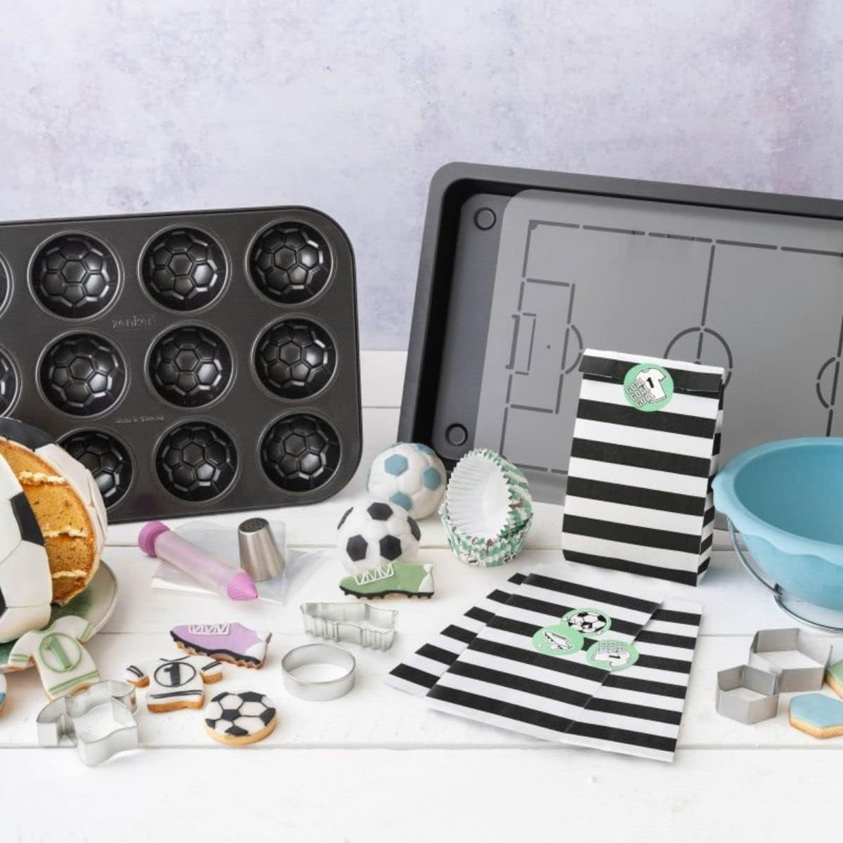 Zenker 12Er Muffinform – Muffinbackblech Für Muffins Und Cupcakes Aus Der Serie Soccer Baking – Hitzebeständiges 12Er Muffinblech Mit Antihaftbeschichtung, Schwarz Formák és tálcák sütéshez Naty Shop