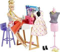 Barbie HDY90 - Modedesigner-Puppe (30,40 cm) & Studio, 25+ Design- und Modezubehör, Design-Schreibtisch, Stuhl, Nähmaschine, Stoffmuster, Schaufensterpuppe & mehr, Spielzeug ab 3 Jahren