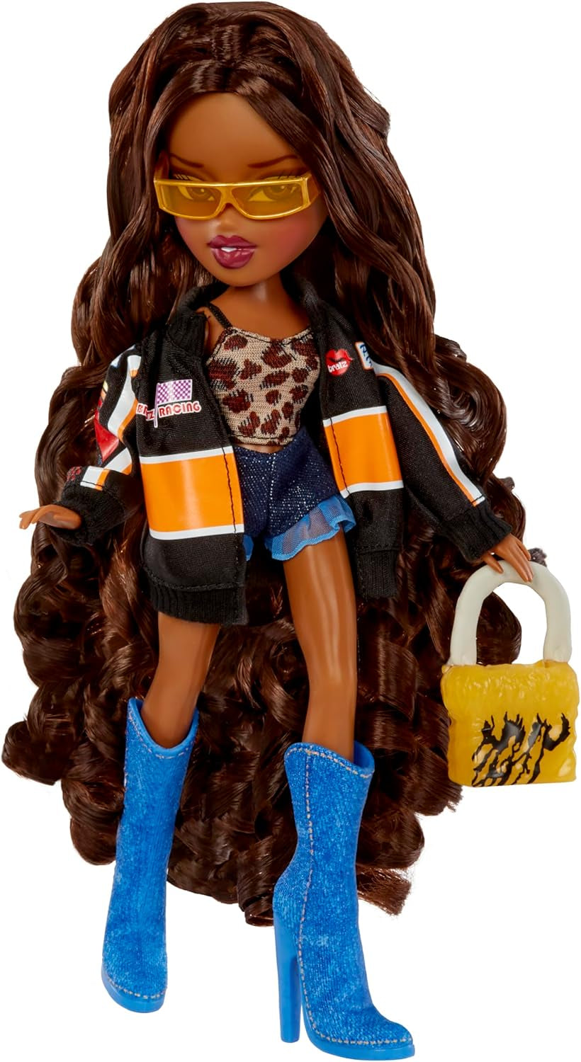 Bratz Goin' Out! Doll - Sasha - 1 Sammlerpuppe mit Accessoires, einem Outfit, einer Handtasche, einer Sonnenbrille und einer Bürste - Kinderspielzeug - ab 6 Jahren, Orange, Black