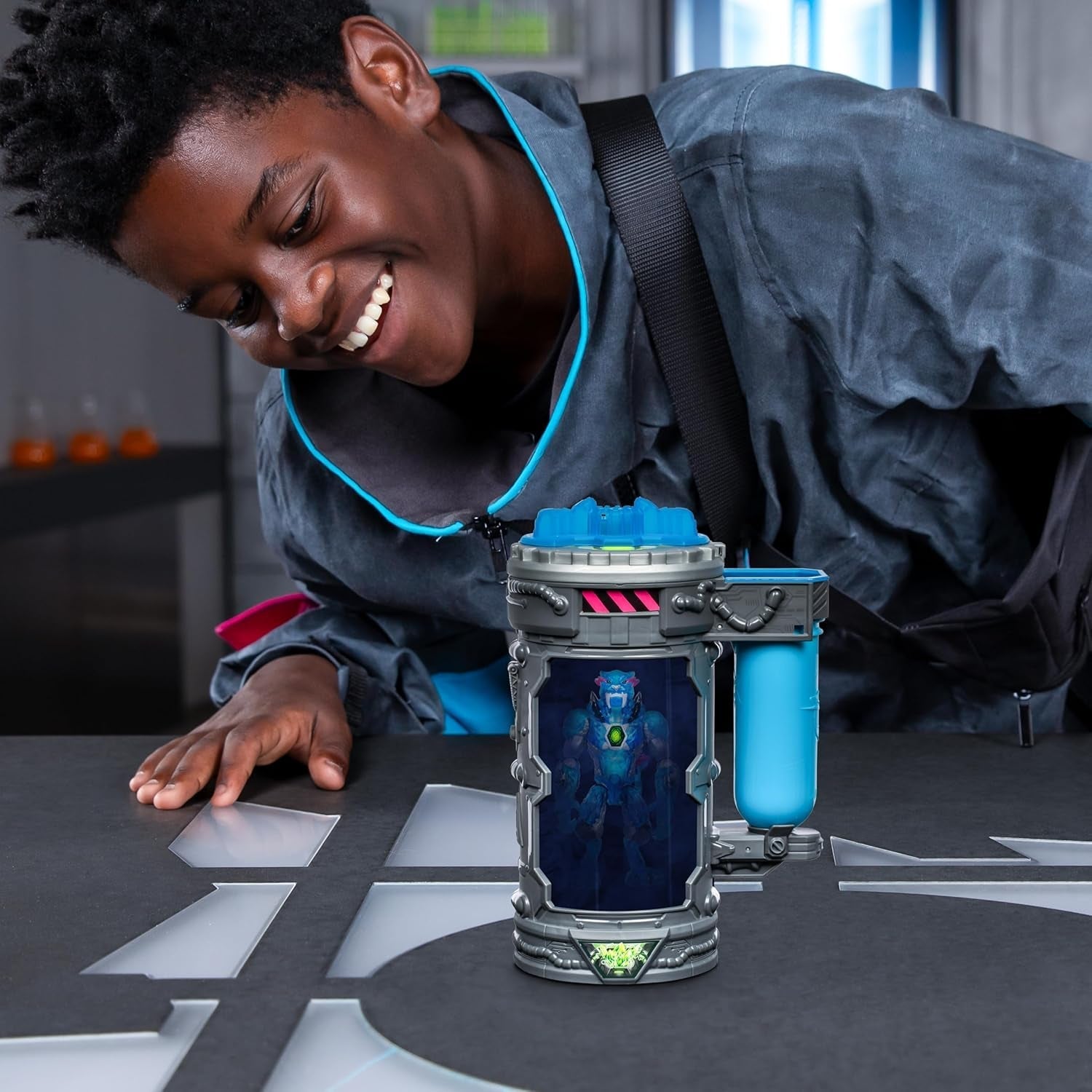 Költöztetők; Mozgassa a végső vadállatot. Tapasztald meg és alkosd meg a Stealth Panther akciófigurát a Mrbeasttől. 3 gyűjthető, ikonikus párduc, lopakodó párduc, fémpárduc akciófigurák Naty Shop