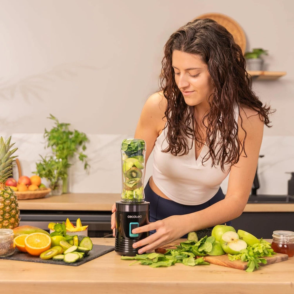 Cecotec Tragbarer Einzelstandmixer Power Titanium 300 Easygo. 350 W, Zerkleinert Eis, 4 Klingen Mit Schwarzer Titanbeschichtung, Inklusive 2 Kühlröhren, 2 Tragbaren Bechern Und 2 Deckeln Anya és Gyermek Naty Shop