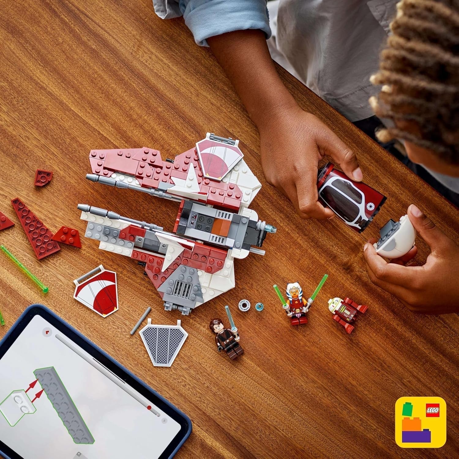 LEGO Star Wars 75401 Ahsoka Jedi Elfogója, Csillagharcos Clone Wars rajongóknak, Ahsoka Tano és Anakin Skywalker minifigurák fénykarddal és R7-A7, 8 éves és annál idősebb fiúknak és lányoknak Építőkészletek Beuche den LEGO-Store