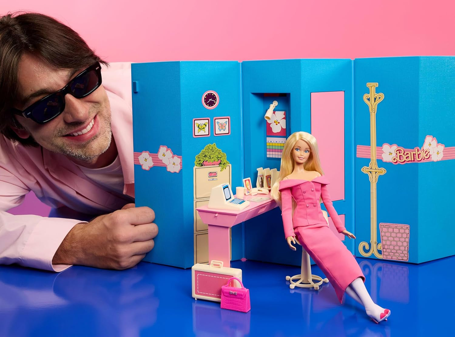 Barbie Signature gestylt von Andrew Mukamal Modepuppe, Sammlerstück mit 3 Looks für Tag und Abend sowie Accessoires, inklusive mit Ständer, JBH81