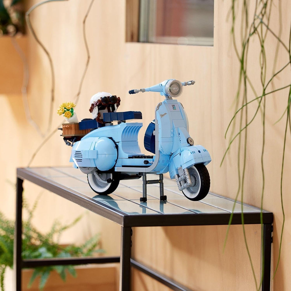 LEGO Icons Vespa 125, megépíthető motorkerékpár-modell, régi olasz robogó, modellkészlet felnőtteknek, bemutatódarab szobadekorációként, ajándékok nőknek és férfiaknak, 10298 építőkészlet Besuche den LEGO-Store