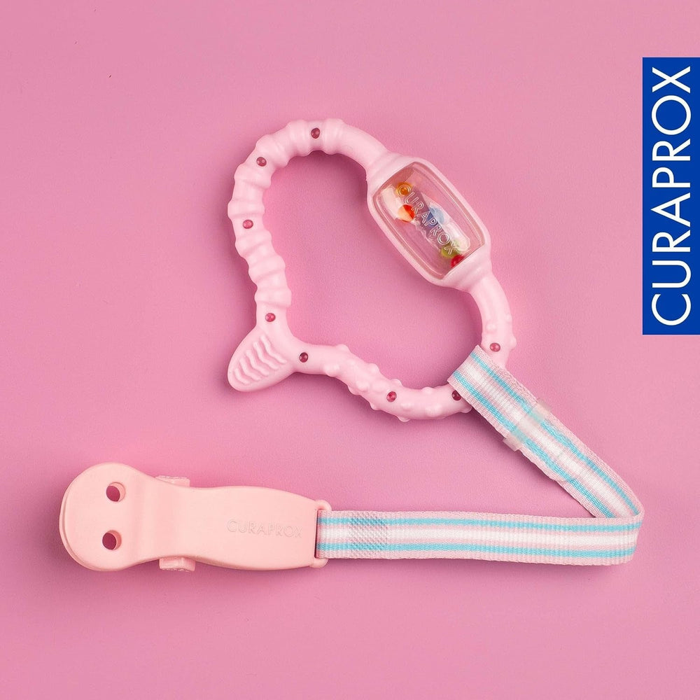 Inel de dentiție Curaprox pentru bebeluși - Pentru copii mici 0-24 luni/Ameliorează durerea de dinți și promovează abilitățile motorii | Fără BPA, Roz, cu periuță de dinți de antrenament/Fabricat în Elveția
