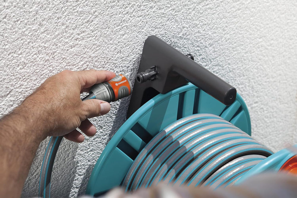 Rolă de furtun Gardena Classic de perete 60 cu rolă de ghidare a furtunului: Pentru montare ușoară pe perete, cu sistem anti-picurare, conexiune înclinată, capacitate mare, economie de spațiu (2650-88)