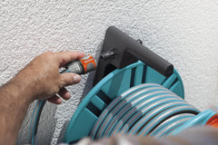 Rolă de furtun Gardena Classic de perete 60 cu rolă de ghidare a furtunului: Pentru montare ușoară pe perete, cu sistem anti-picurare, conexiune înclinată, capacitate mare, economie de spațiu (2650-88)