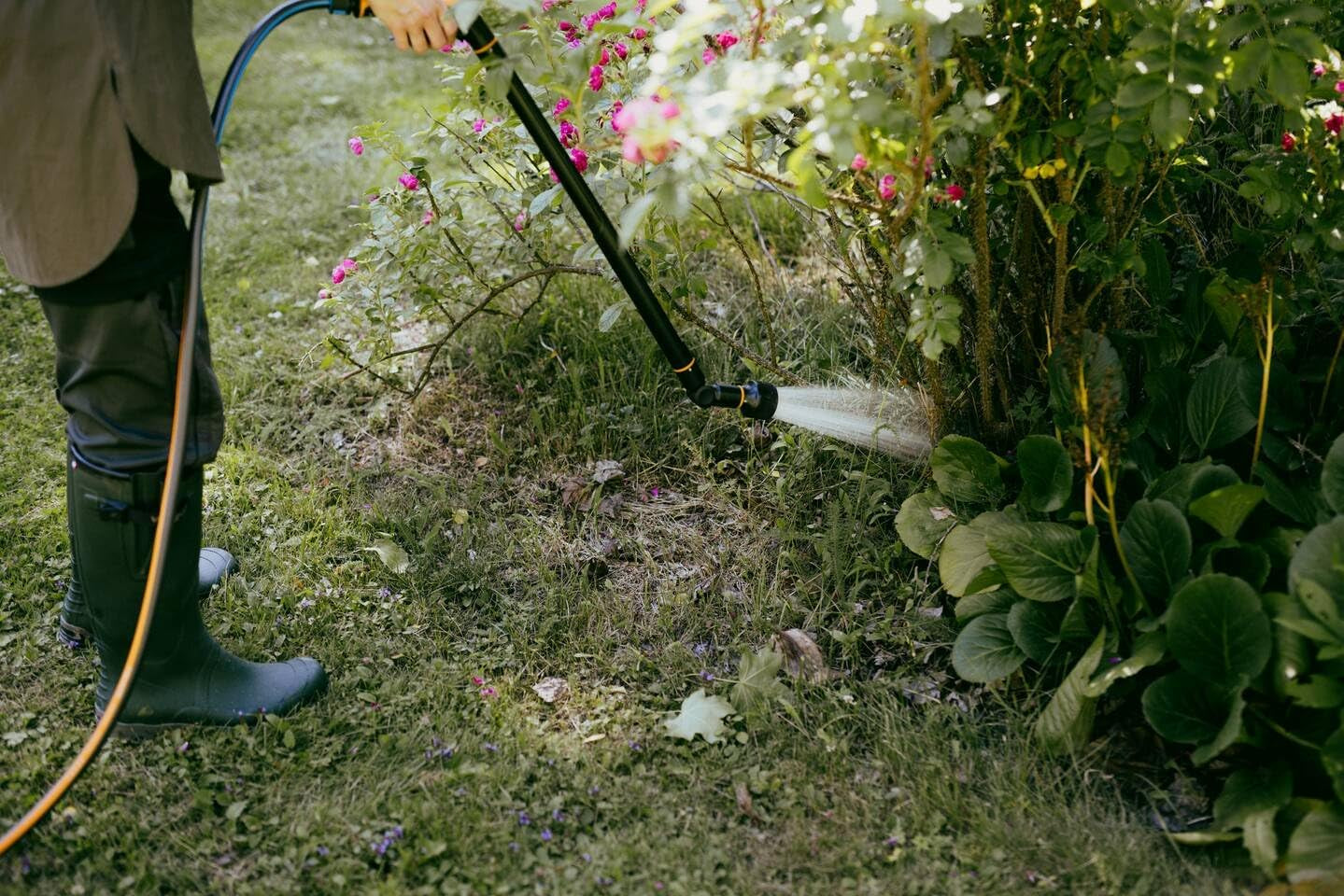 Furtun de grădină Fiskars S, Solid, Furtun de apă pentru udare manuală, 13 mm (1/2"), Lungime: 15 m, Racord universal, Protecție UV, Protecție la îngheț, Rezistent la răsucire, Albastru, 1076049