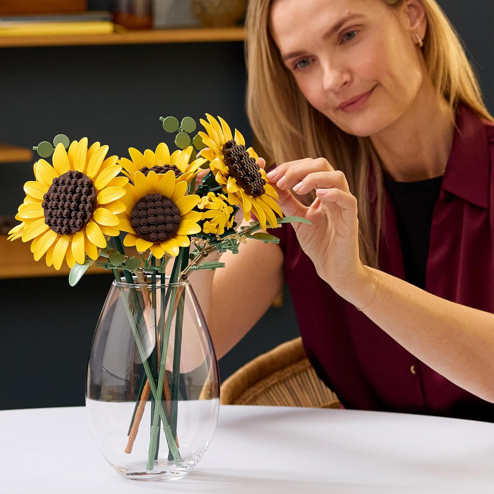 LEGO Botanicals Sonnenblumenstrauß - Kunstblumen Set für Erwachsene - Kunstliche Sonnenblumen & Eucalyptuszweige für Deko im Wohn- oder Schlafzimmer - DIY Giftidee für Frauen - 11502