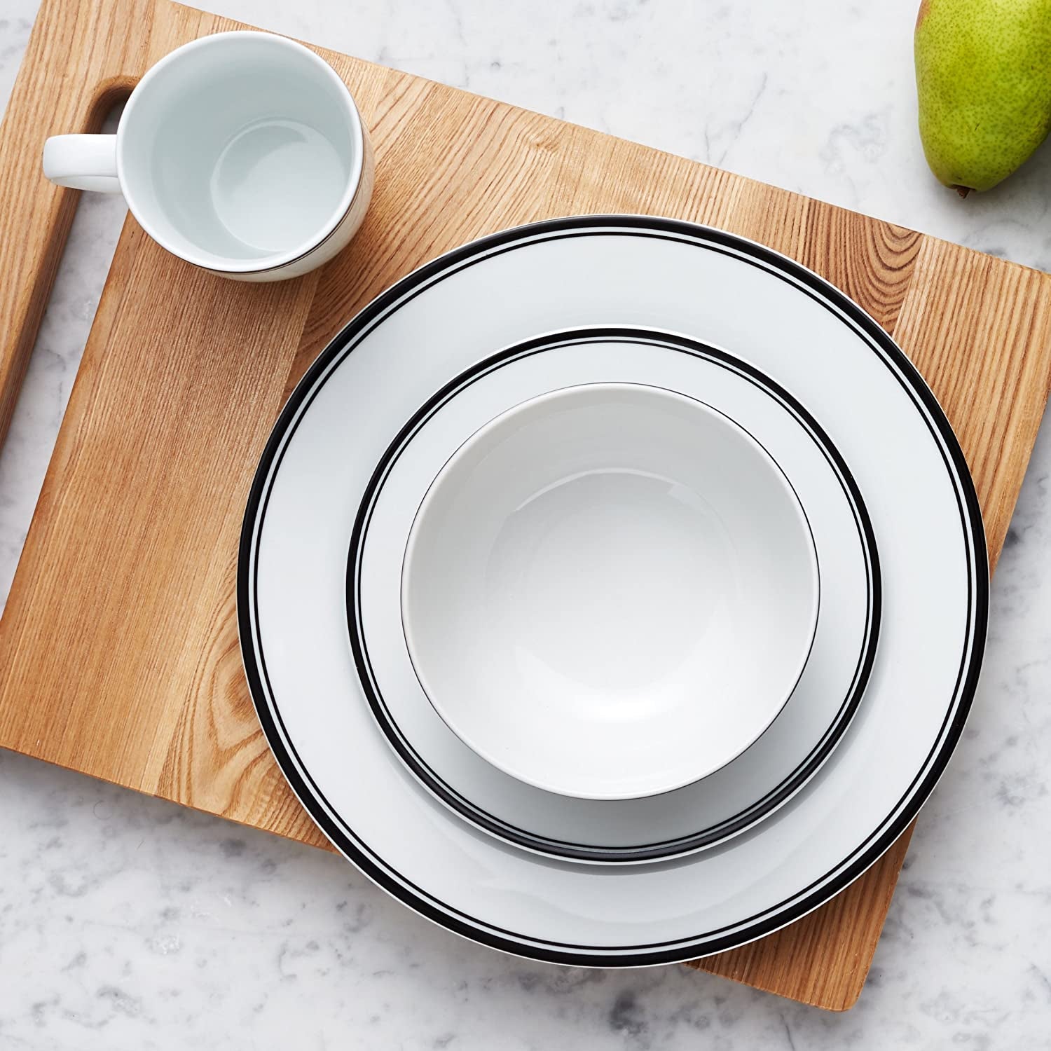 Set de veselă Amazon Basics Cafe cu margine neagră, 16 piese, pentru 4 persoane