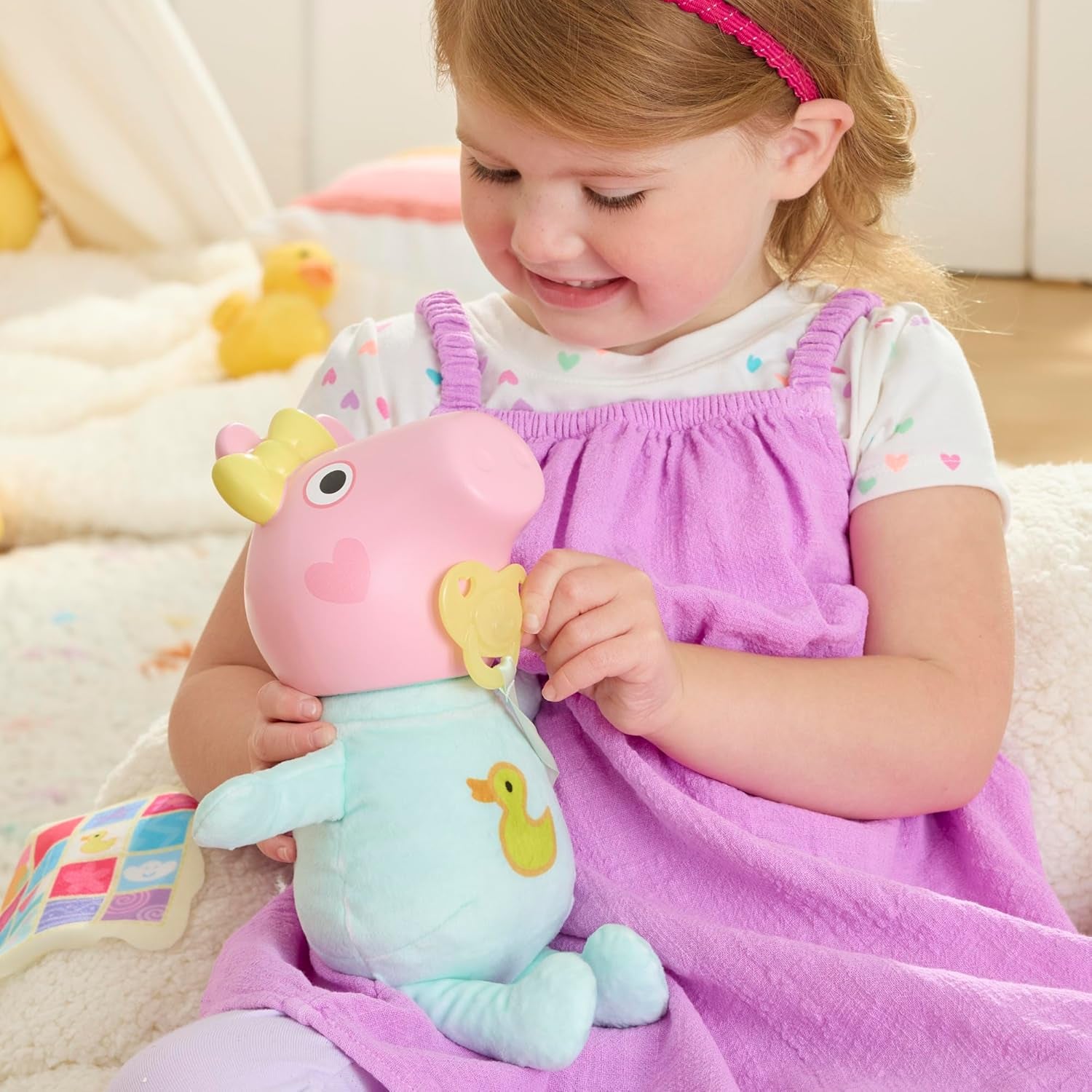 Peppa Pig Grunz und Kuschel Evie interaktive Babypuppe, 28 cm große Puppe für Mädchen mit 20 Geräuschen und vielen Funktionen, Spielzeug-Set für Kinder ab 3 Jahren