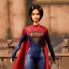 Barbie Supergirl Puppe, Sammlerpuppe aus dem Flash Movie Wearing Red and Blue Anzug mit Umhang, Puppenständer enthalten