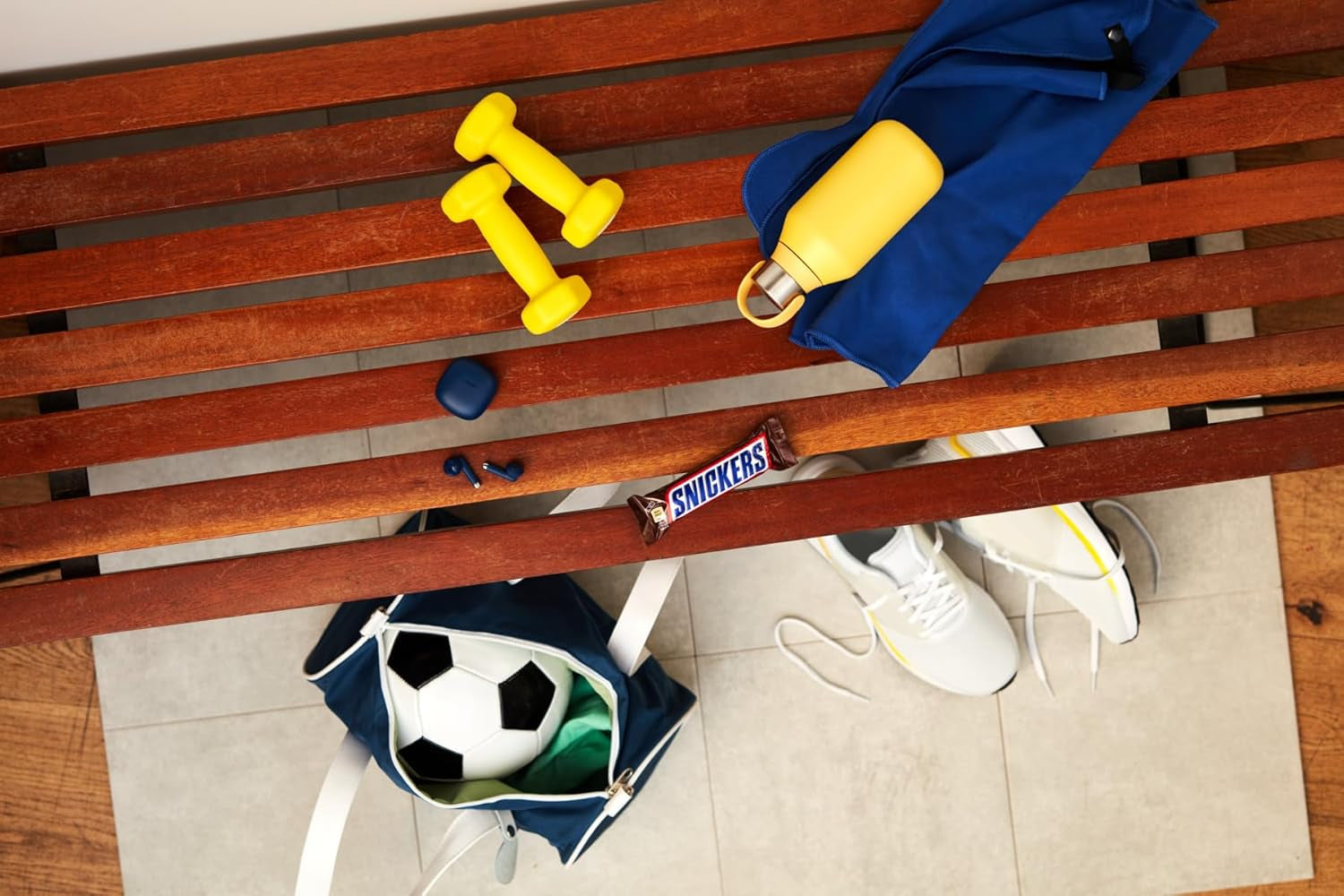 Egy nagy csokoládécsomag, amely 32 darab, egyenként 50 g-os csokoládét tartalmaz.