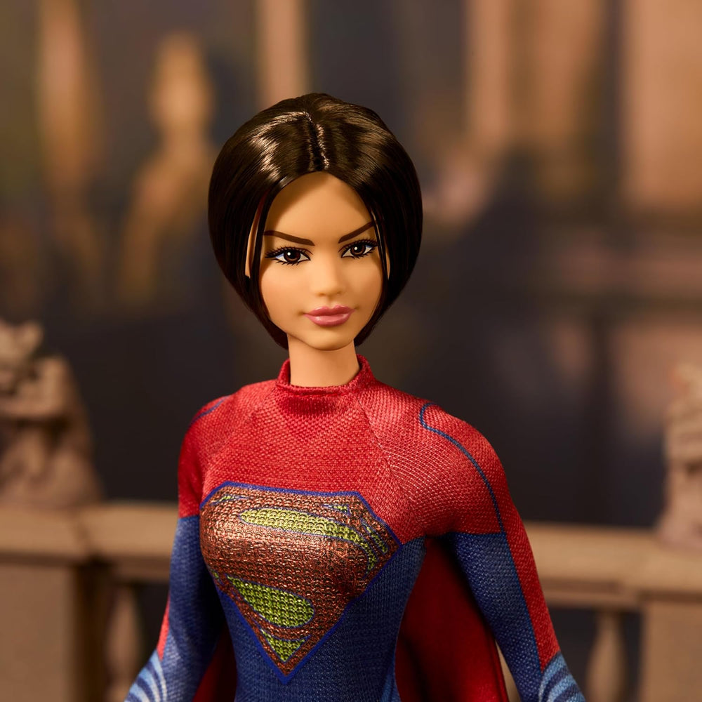 Barbie Supergirl Puppe, Sammlerpuppe aus dem Flash Movie Wearing Red and Blue Anzug mit Umhang, Puppenständer enthalten