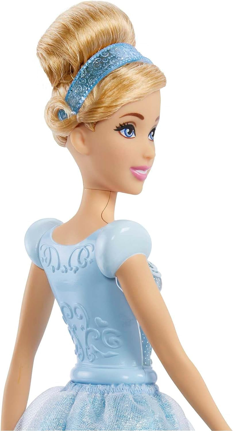 Mattel DISNEY Princess Hamupipőke mozgatható baba csillogó ruhával, levehető cipőkkel és tiarával, fésülhető haj a fodrászathoz, 3 éves kortól, HLW06 Naty Shop babák