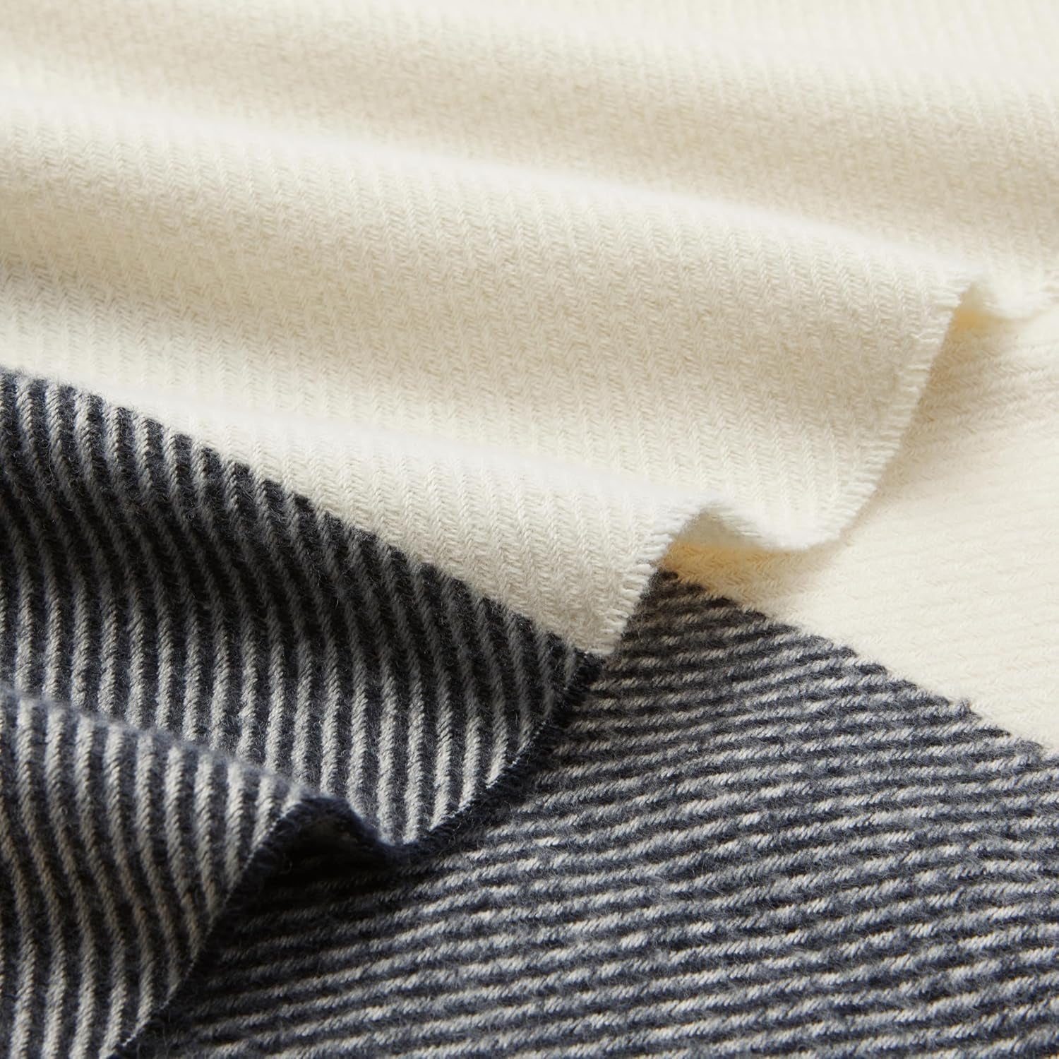 Amazon Basics Dobótakaró, könnyű, újrahasznosított poliészter, Room Decor Cozy takaró, 127 X 152 cm, elefántcsont fehér, kék mintával Check Ágyak és Takarók Besuche den Amazon Basics-Store