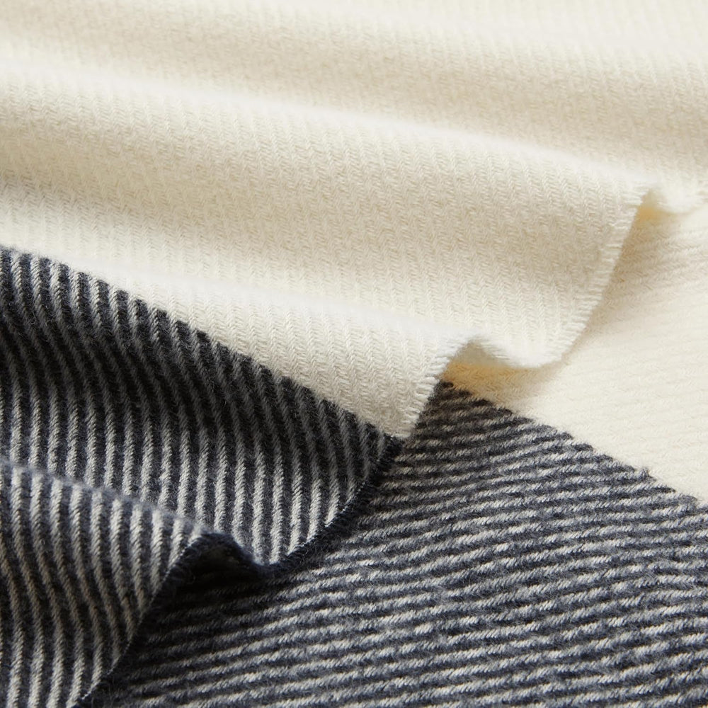 Amazon Basics Dobótakaró, könnyű, újrahasznosított poliészter, Room Decor Cozy takaró, 127 X 152 cm, elefántcsont fehér, kék mintával Check Ágyak és Takarók Besuche den Amazon Basics-Store