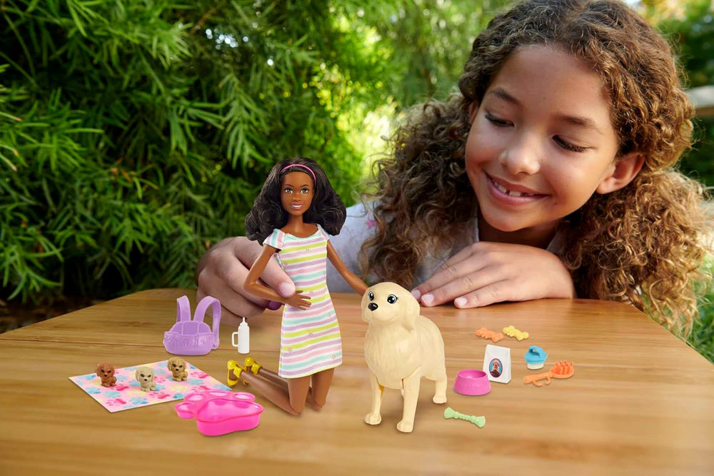 Barbie HCK76 - Welpen-Spielset mit Barbie-Doll (kb. 29 cm, sötétbarna haj), Hündin, die Welpen gebären kann, 3 Welpen & Pflegezubehör, Spielzeug Geschenk für Kinder von 3 bis 7 Jahren