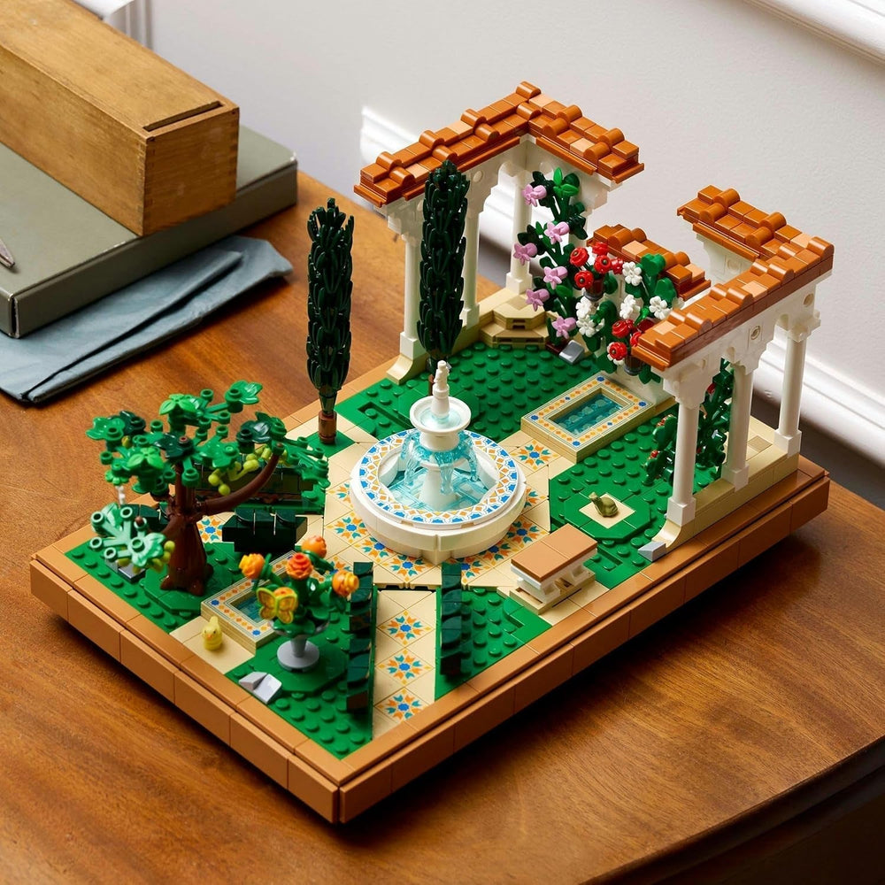 LEGO Icons Fountain Garden - Miniatűr építőkészlet felnőtteknek levelekkel, ciprusokkal, fákkal, szőlővel, virágokkal - Kreatív születésnapi ajándékötlet, házavató ajándék nőknek, férfiaknak - 10359 Építőkészletek Beuche den LEGO-Store