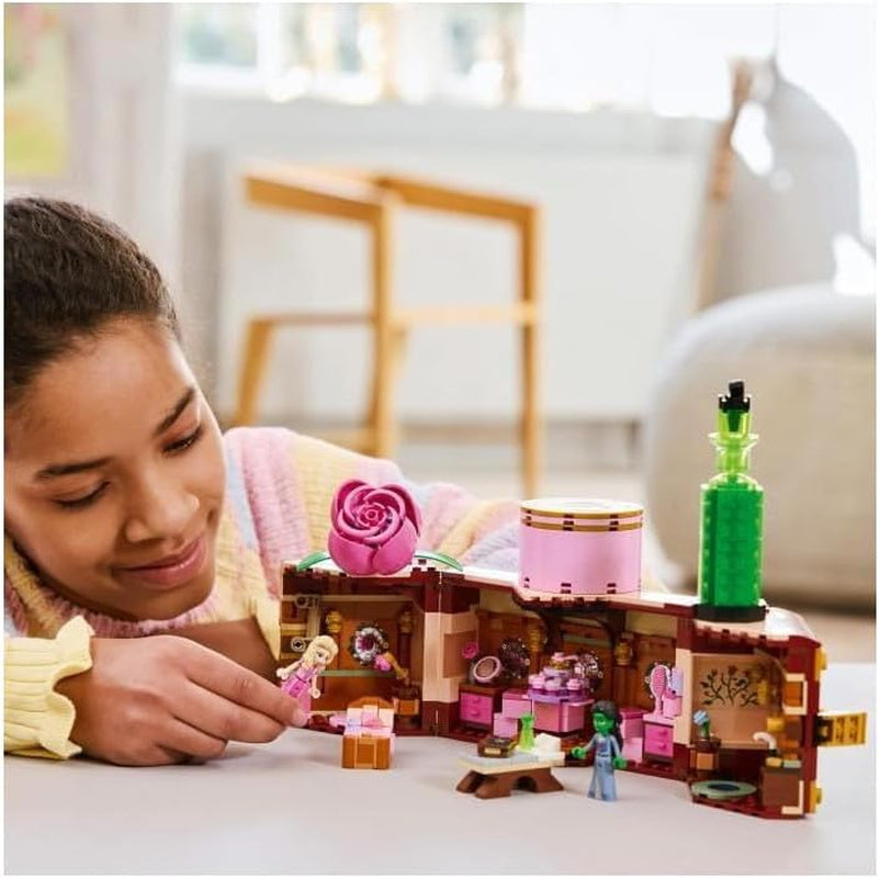 LEGO Wicked Glinda és Elphaba hálószobája - Babaház 2 mini Óz boszorkány babával, klassz kiegészítőkkel, köztük virágokkal és ruhákkal - Kreatív játék 8 év feletti lányoknak és rajongóknak - 75683 Építőkészlet Besuche den LEGO-Store
