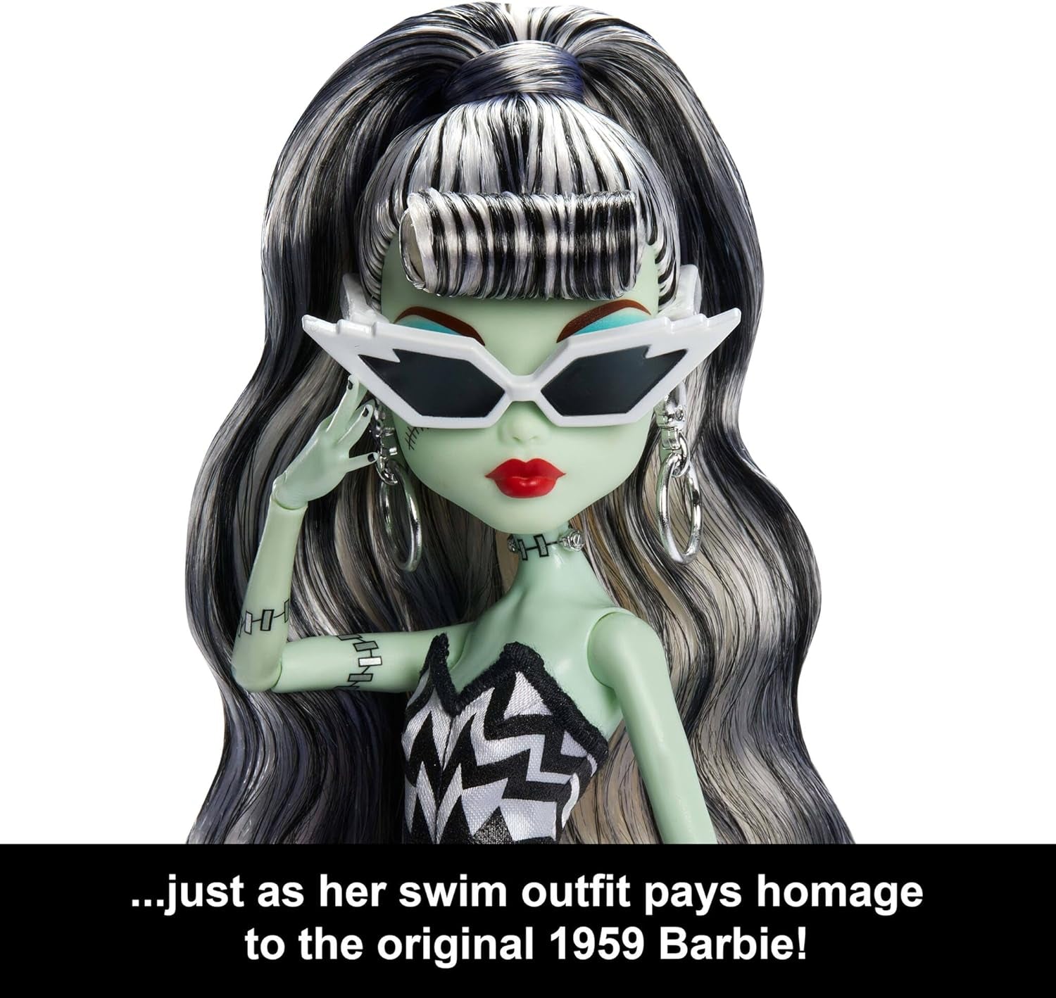 Păpușă Monster High x Barbie Frankie Stein cu costum de baie original inspirat de Barbie și rochie de seară neagră „Solo in The Spotlight”, accesorii, JHK28