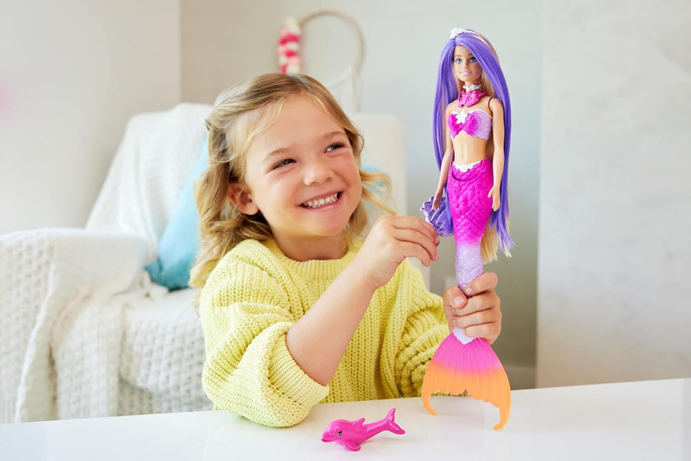 Păpușă sirenă BARBIE - inspirată din serialul TV "Barbie A Hidden Magic", cu efect de schimbare a culorilor și accesorii, păr roz lung de 19 cm pentru styling, pentru copii de la 3 ani, HRP97 Papusi Naty Shop