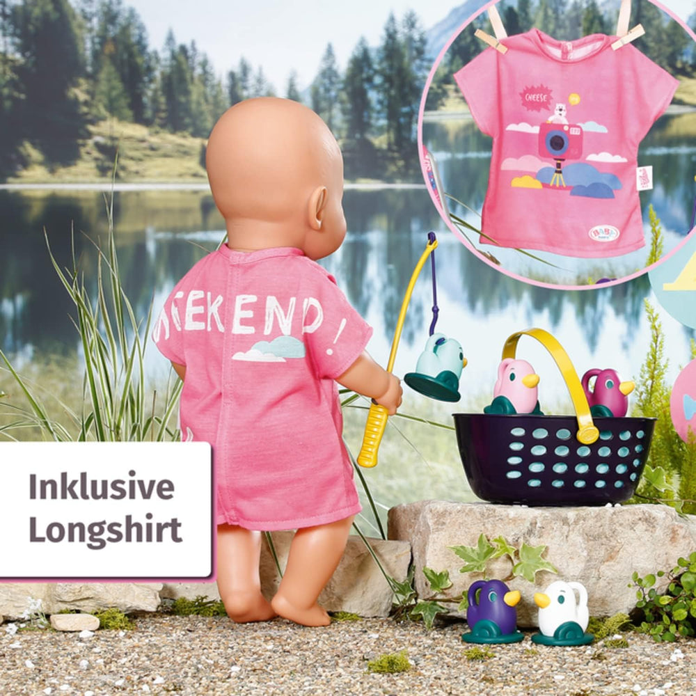 BABY born 832790 Weekend Fischen - Puppenzubehör Angel-Set mit bunt bedruckten Liegestuhl mit Ablagetischchen, Flasche, Korb, Enten und Angel sowie pinkem Longshirt, Pink