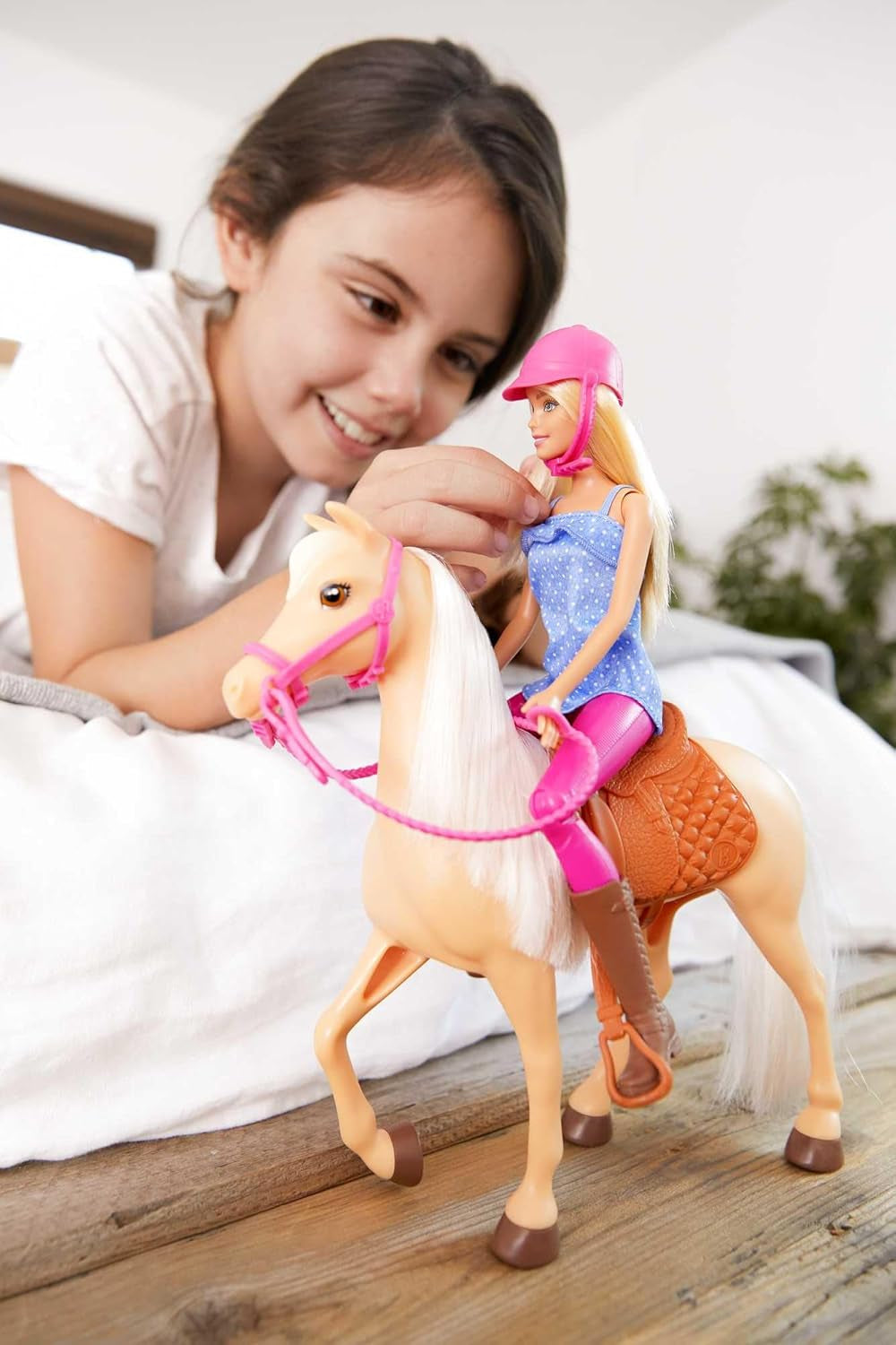 Păpușă Barbie și cal de jucărie, accesoriu de călărie Barbie, 1 păpușă Barbie și 1 cal incluse, potrivite ca un cadou pentru copii de la 3 ani în sus, FXH13 Papusi Naty Shop