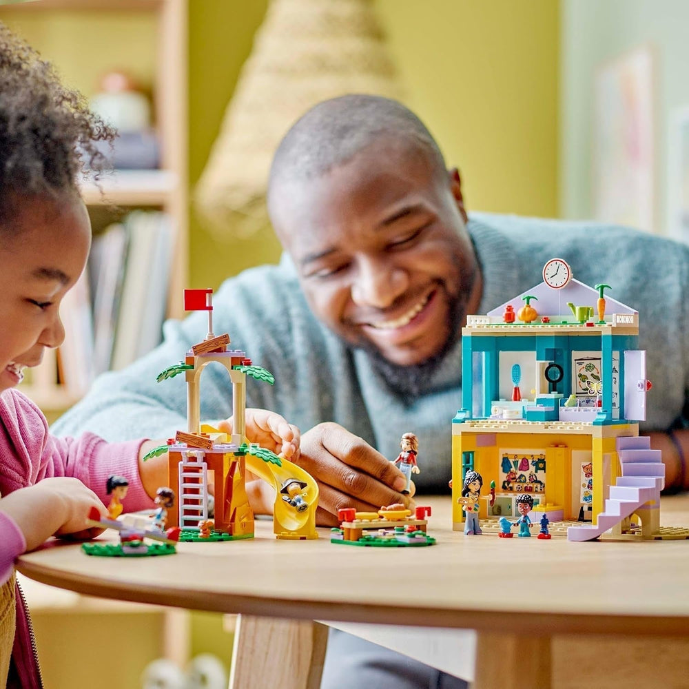 LEGO Friends Heartlake City óvodai játékkészlet 4 éves lányoknak és fiúknak, kreatív szerepjáték 2 figurával és 4 mikrofigurával Szociális fejlesztő játék 42636 Építőkészlet Besuche den LEGO-Store