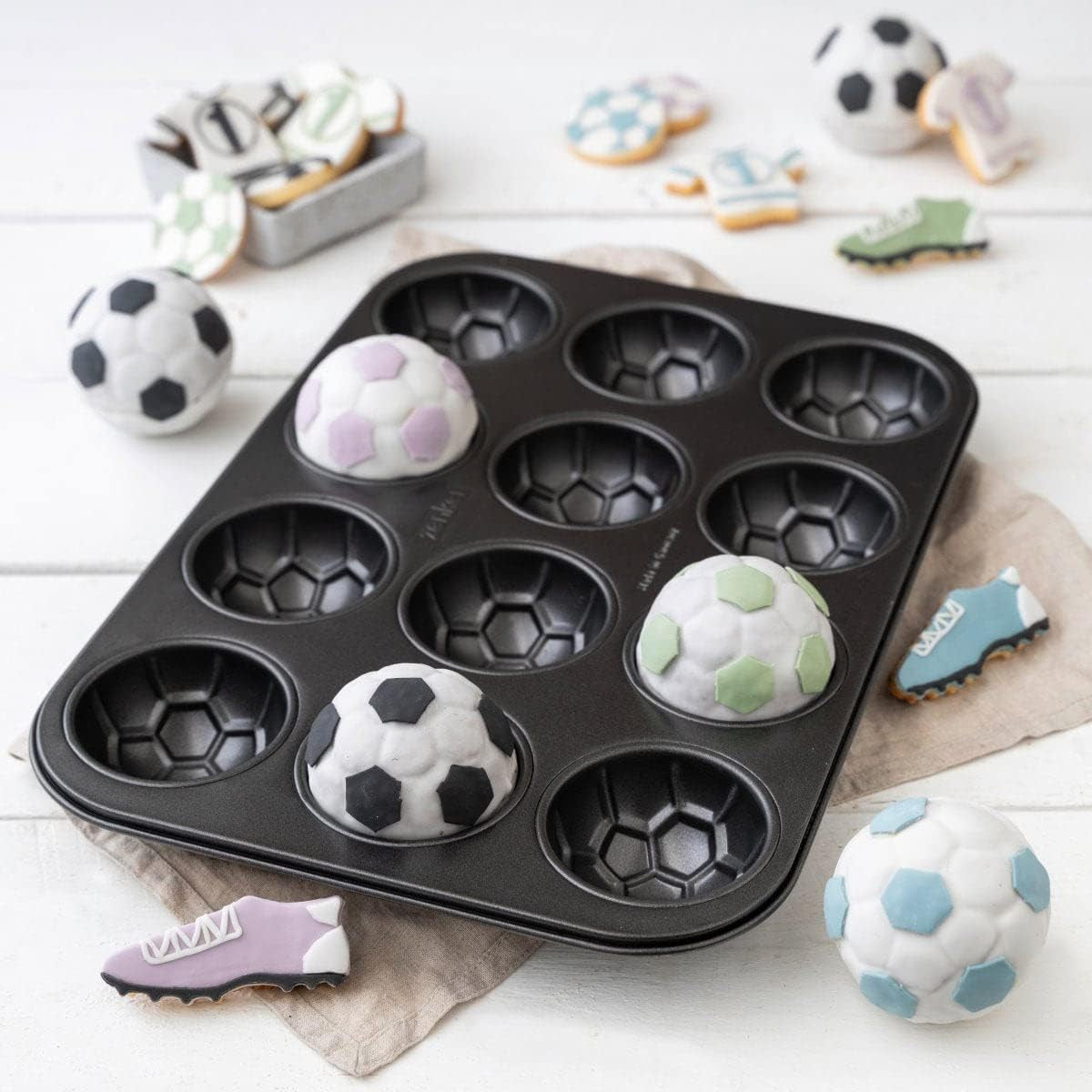 Zenker 12Er Muffinform – Muffinbackblech Für Muffins Und Cupcakes Aus Der Serie Soccer Baking – Hitzebeständiges 12Er Muffinblech Mit Antihaftbeschichtung, Schwarz Formák és tálcák sütéshez Naty Shop