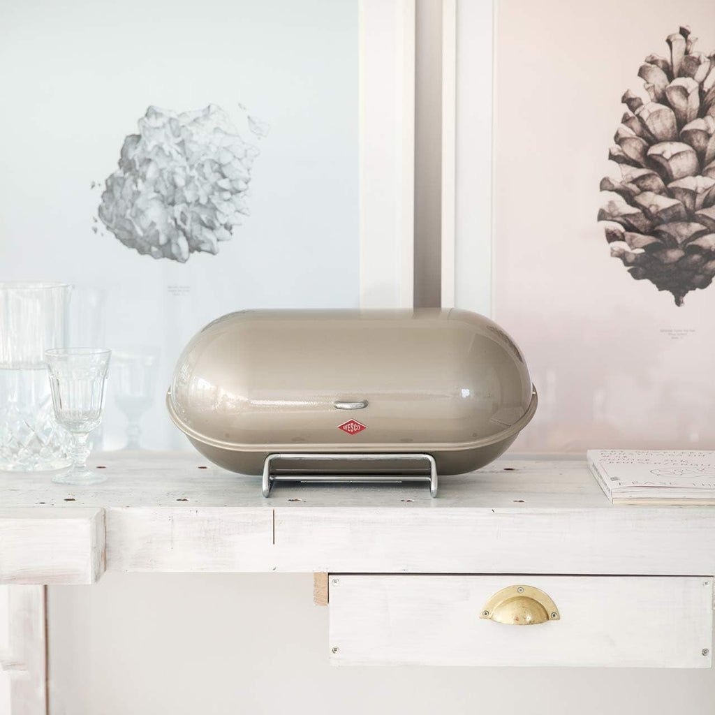 Coș pentru pâine WESCO Breadboy cu capac articulat fără zăngănit, de culoare roșie, din tablă de oțel acoperită cu pulbere, găuri de ventilație și mâner robust Cutii depozitare alimente Naty Shop