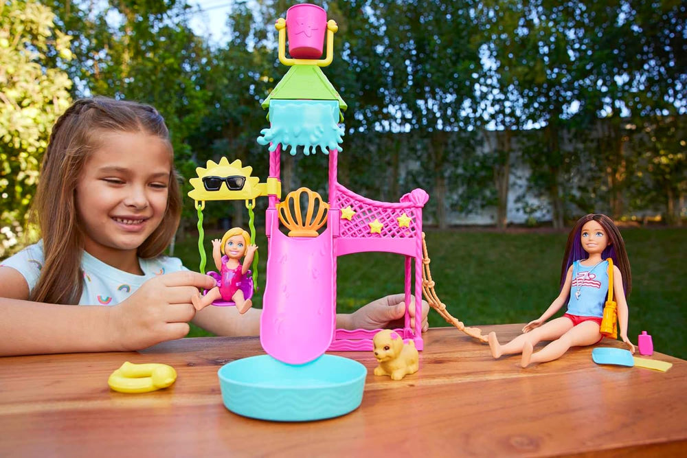 Barbie Skipper Erste Jobs Puppe und Accessoires – Erste Arbeitswelterfahrung im Wasserpark mit echter Wasserrutsche, Zubehörteile, für Kinder ab 3 Jahren, HKD80