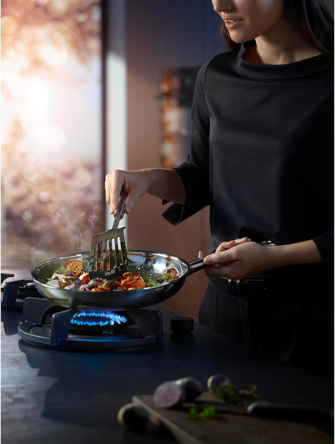 WMF Profi Resist indukciós serpenyő 24 cm, anyaga többrétegű bevonattal, méhsejt szerkezetű, rozsdamentes fogantyúval, sütőálló Fazekak és serpenyők Naty Shop