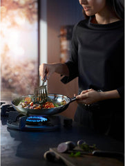 WMF Profi Resist indukciós serpenyő 24 cm, anyaga többrétegű bevonattal, méhsejt szerkezetű, rozsdamentes fogantyúval, sütőálló Fazekak és serpenyők Naty Shop