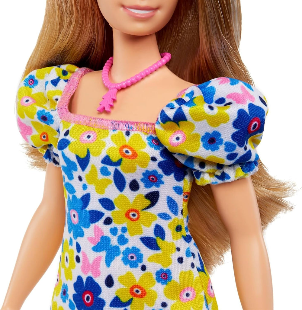 Barbie Fashionistas - păpușă dezvoltată cu Societatea Națională pentru Sindromul Down, păr blond și ținută trendy cu rochie florală și adidași albi, pentru copii de la 3 ani, HJT05 Papusi Naty Shop