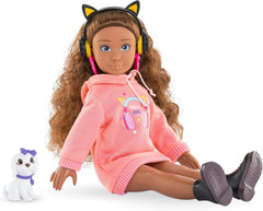 Corolle Girls dallamzene és divatkészlet, Ankleidepuppe im cool Hoodiekleid mit Hund, divatos Kopfhörer, Ohrringe und extra Inlineskates, Vanilleduft, 28cm, ab 4 év