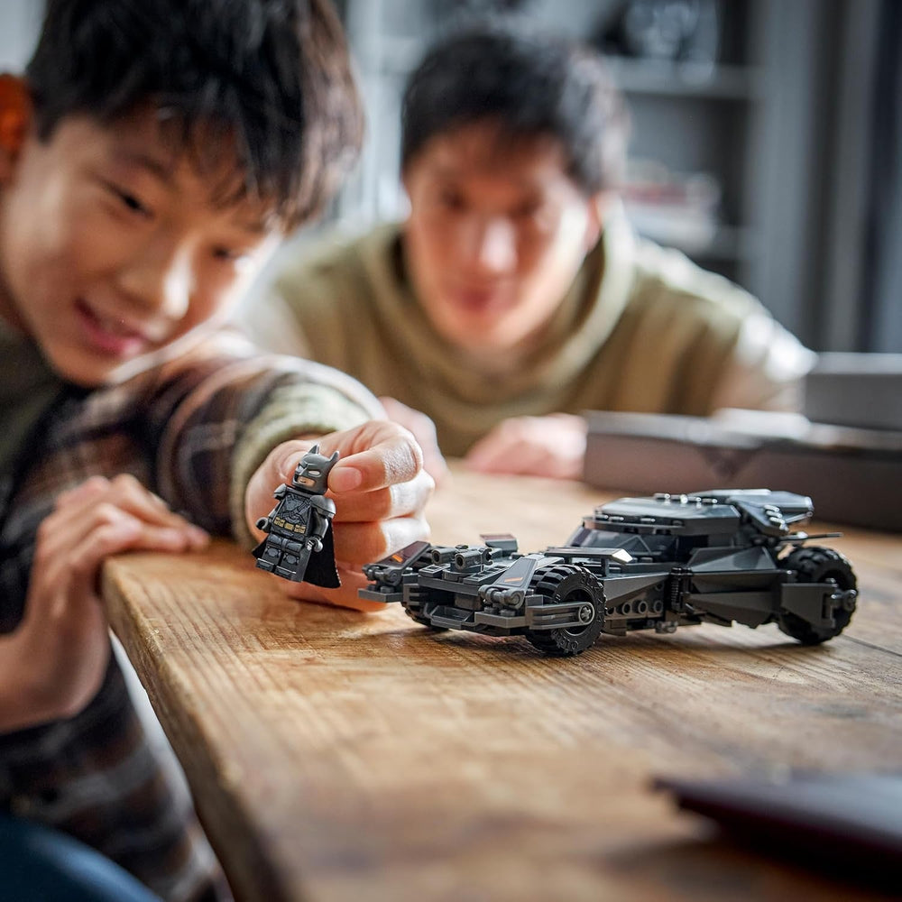 LEGO DC Batman Batman vs. Superman: Batmobil - Superhelden Spielzeugauto - Kreatives Spielzeug mit Minifigur für Kinder ab 9 Jahren - DIY Bauset zum Spielen - Geschenk für Jungen und Mädchen - 76331