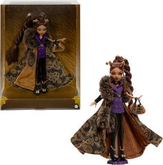 Păpușa Monster High, figurină de colecție Clawdeen Wolf Casa Lupilor cu haină jacquard din blană artificială, rochie sacou mov, pantaloni și accesorii aurii, JDR66