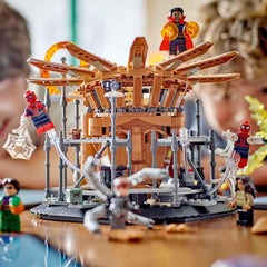 LEGO 76261 Marvel Spider-Man's Big Showdown, Spider-Man: No Way Home készlet 3 minifigurával, Peter Parkerrel, valamint Green Goblinnal, Electroval, Sandmannel, Neddel, Doctor Strange-gel és MJ-vel, gyűjthető modell Építőkészletek Besuche den LEGO-Store
