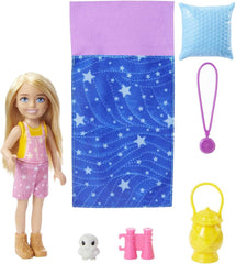 Barbie Chelsea Serie, Chelsea Camping Puppe mit blonden Haaren, Haustier Eule, Schlafsack, Kissen, Laterne, Fernglas, Camping Zubehör, Geschenk für Kinder, Spielzeug ab 3 Jahre, HDF77