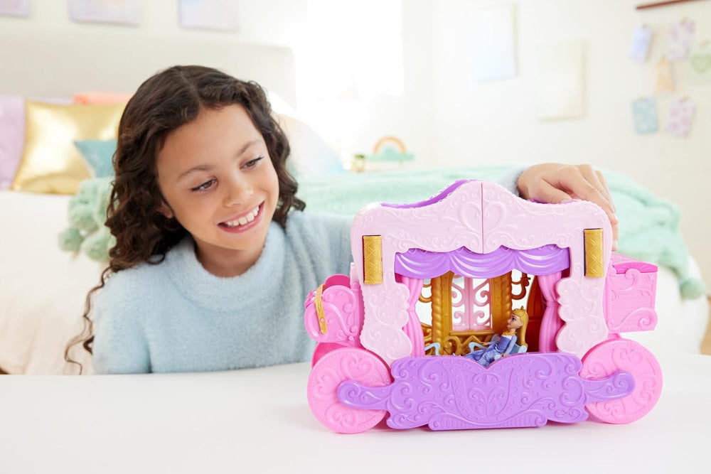Mattel Disney Prinzessin Verwandlungs-Spielset Kutsche zu Schloss mit kleiner Puppe Aurora, 3 Ebenen, 6 Spielbereichen, 4 Figuren, Möbeln & Zubehör HWX17