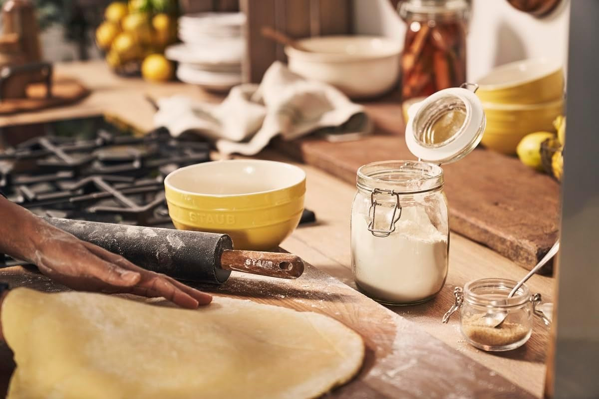 STAUB Teigroller, Nudelholz, Hossz: 45 cm, Rollbreite: 26 cm, Schwarzes BPA-freies Silikon és Akazienholz, Ergonomischer Griff, Schwarzes und Braun